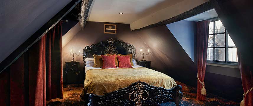 Guy Fawkes  Inn Suite Bed